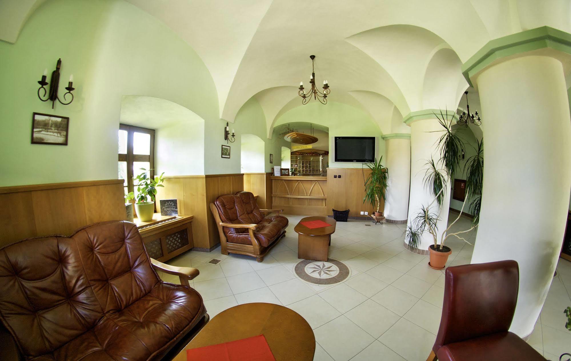 Kastiel Lucivna Hotel Exterior foto